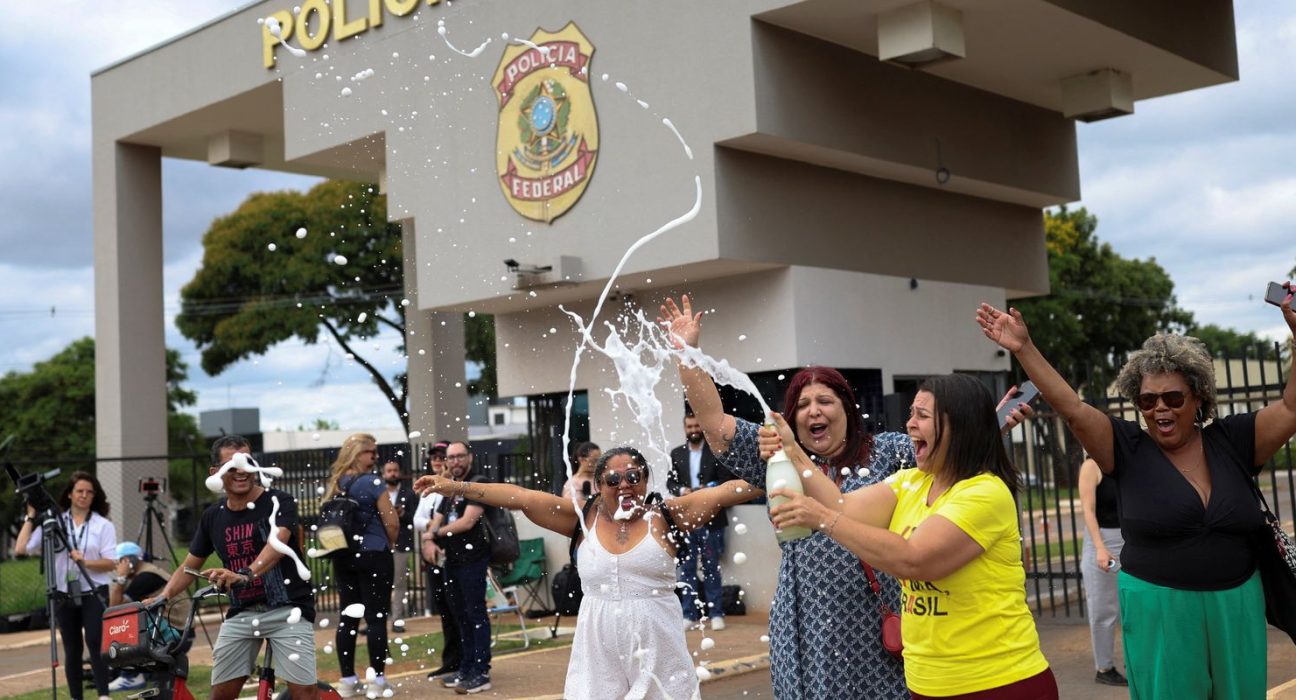 manifestantes-favoraveis-e-contrarios-a-bolsonaro-fazem-atos-na-pf