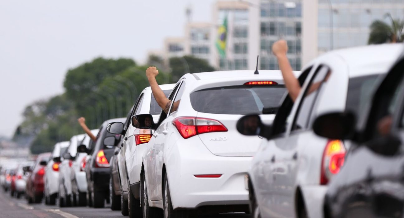 motoristas-de-aplicativo-cairam-no-“conto-do-vigario”,-diz-sakamoto