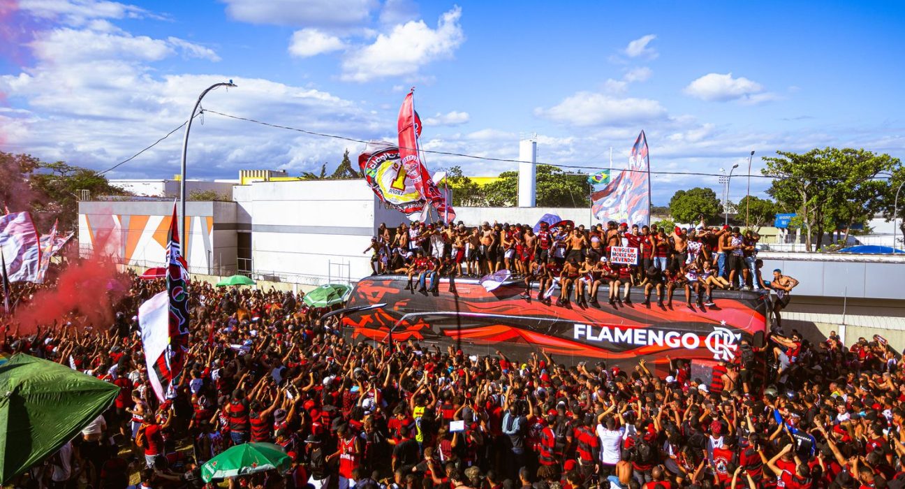 flamengo-embarca-para-final-da-libertadores-com-festa-da-torcida