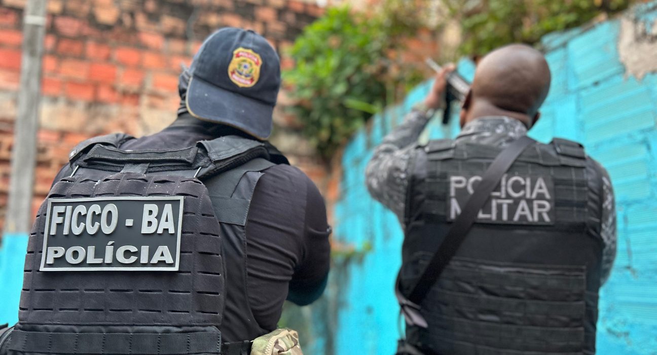 ficcos-bahia-e-sc-e-pmba-prendem-faccionado-foragido-de-feira-de-santana-em-casa-de-luxo-em-blumenau