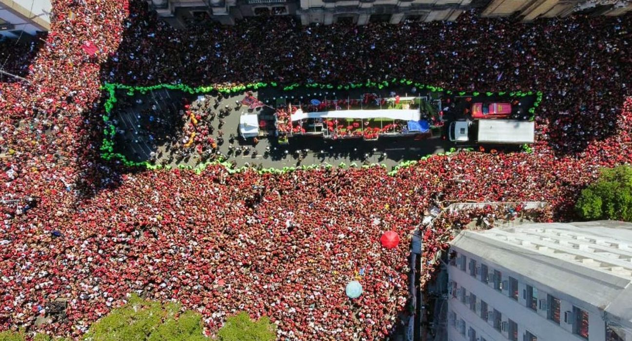 familias-se-juntam-a-multidao-para-festejar-titulo-do-flamengo-no-rj