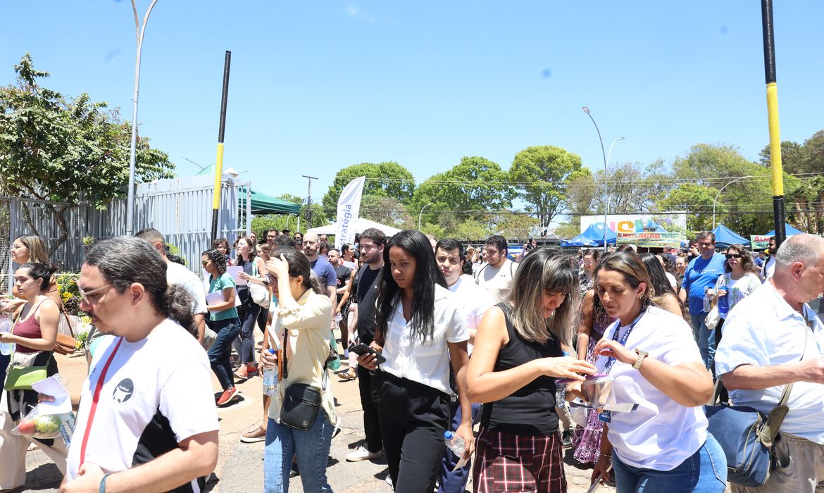 Valter Campanato/Agência Brasil Brasília - 05/10/2025 -A ministra da Gestão e da Inovação em Serviços Públicos, Esther Dweck, durante visita ao campus da Asa Norte do Centro Universitário de Brasília (CEUB), onde 7.068 pessoas estão inscritas para realizar a prova do Concurso Público Nacional Unificado (CPNU). Foto: Valter Campanato/Agência Brasil