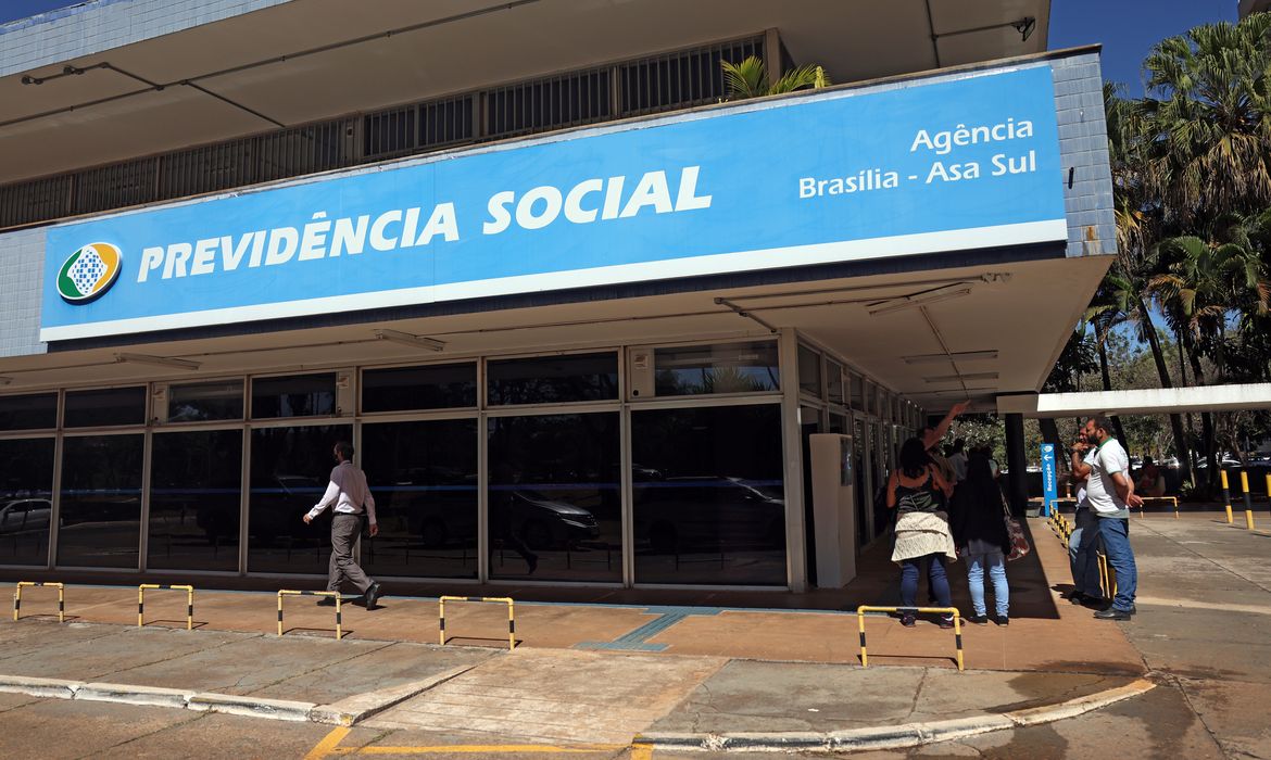 José Cruz/Agência Brasil Brasília (DF), 17/07/2024 - Pessoas em frente a entrada da recepcção da Previdência Social. Foto: José Cruz/Agência Brasil