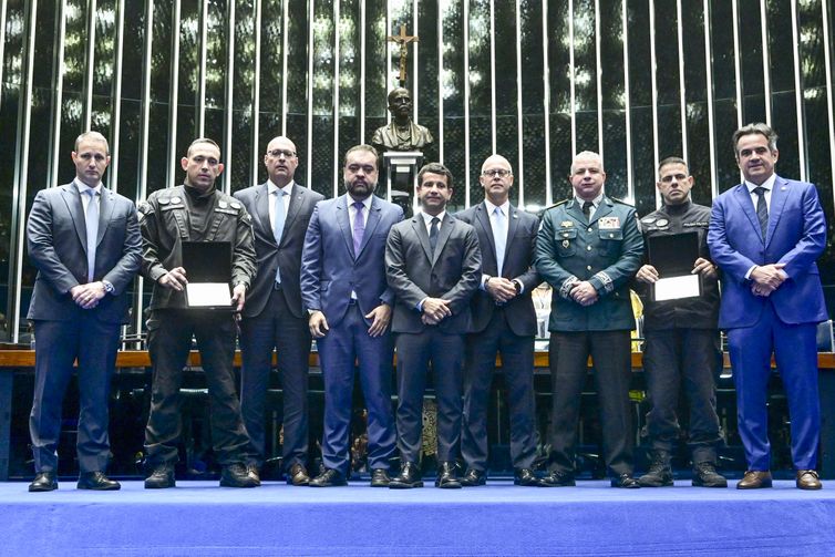 Sessão Solene do Congresso Nacional destinada a homenagear o Governo do Estado do Rio de Janeiro, a Polícia Civil, a Polícia Militar e os policiais mortos e baleados na Operação Contenção.     Entrega de Placa de homenagem pela bravura e pelos esforços empenhados na preservação da ordem pública e da incolumidade do povo brasileiro.     Participam:  governador do Estado do Rio de Janeiro, Cláudio Castro;  secretário de Polícia Militar do Estado do Rio de Janeiro, coronel Marcelo de Menezes Nogueira;  secretário de Estado de Segurança Pública do Governo do Rio de Janeiro, Victor Cesar Carvalho dos Santos;  secretário de Polícia Civil do Estado do Rio de Janeiro, delegado Felipe Lobato Curi;  comandante do Batalhão de Operações Policiais Especiais da Polícia Militar do Estado do Rio de Janeiro (Bope), tenente-coronel Marcelo Corbage;  coordenador de Recursos Especiais da Polícia Civil do Estado do Rio de Janeiro (Core), delegado Fabrício Oliveira;  secretário de Estado de Segurança Pública do Governo do Distrito Federal, Sandro Torres Avelar.  requerente e presidente desta sessão, Ciro Nogueira (PP-PI).     Foto: Geraldo Magela/Agência Senado
