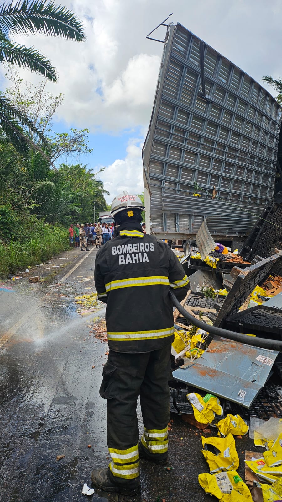 Bombeiros de Alagoinhas retiram vítima que ficou presa às ferragens após acidente veicular