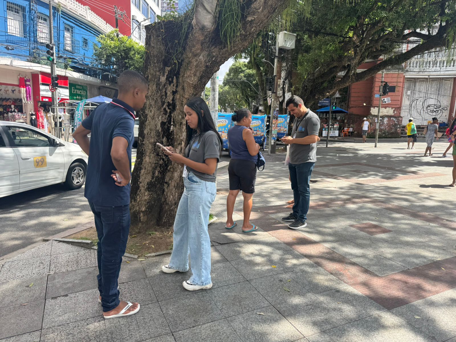 Equipe da Ouvidoria durante pesquisa em Salvador