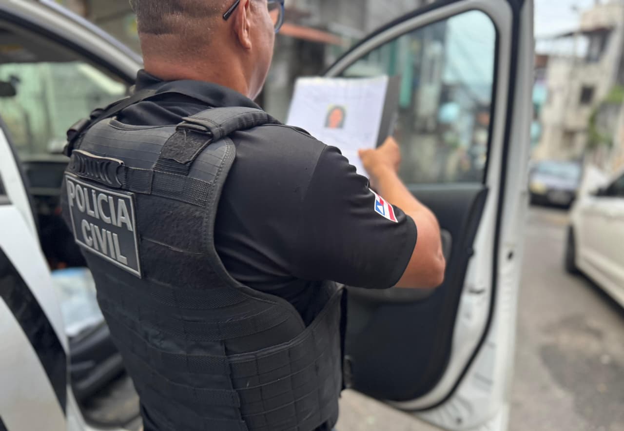 Homem investigado por armazenar pornografia infantil é preso com armas durante operação em Feira de Santana