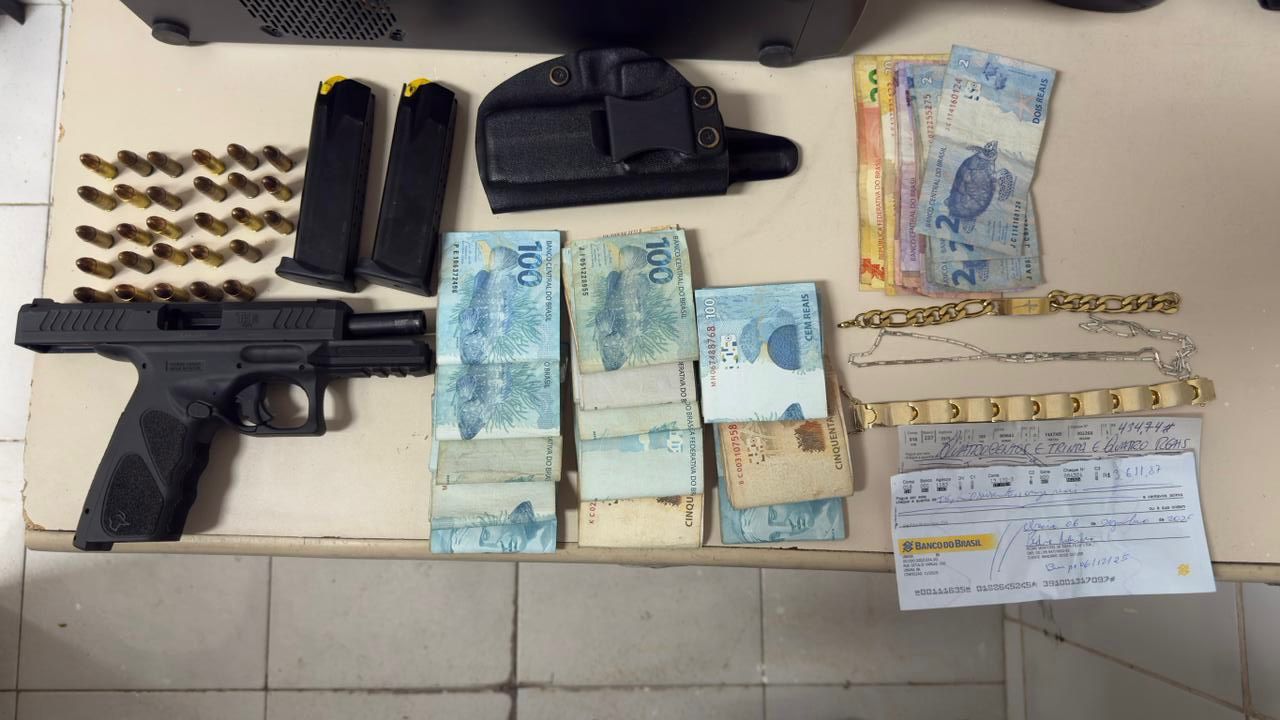 Materiais apreendidos são exibidos