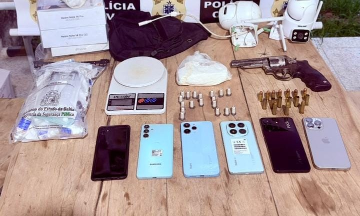 Materiais apreendidos são exibidos