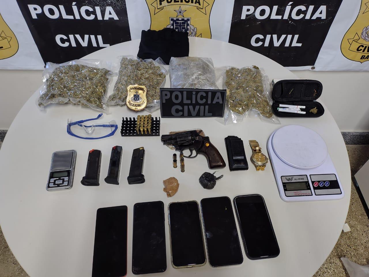 Materiais apreendidos são exibidos