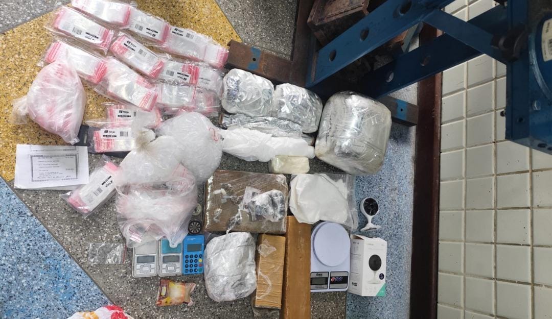 Materiais apreendidos são exibidos