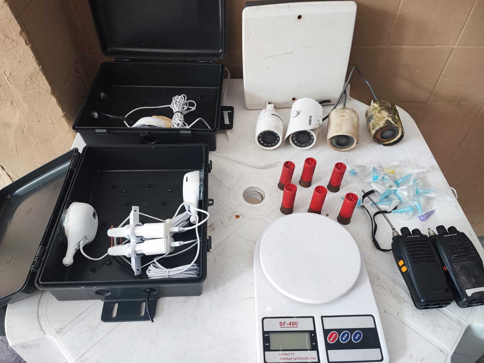 Materiais apreendidos são exibidos