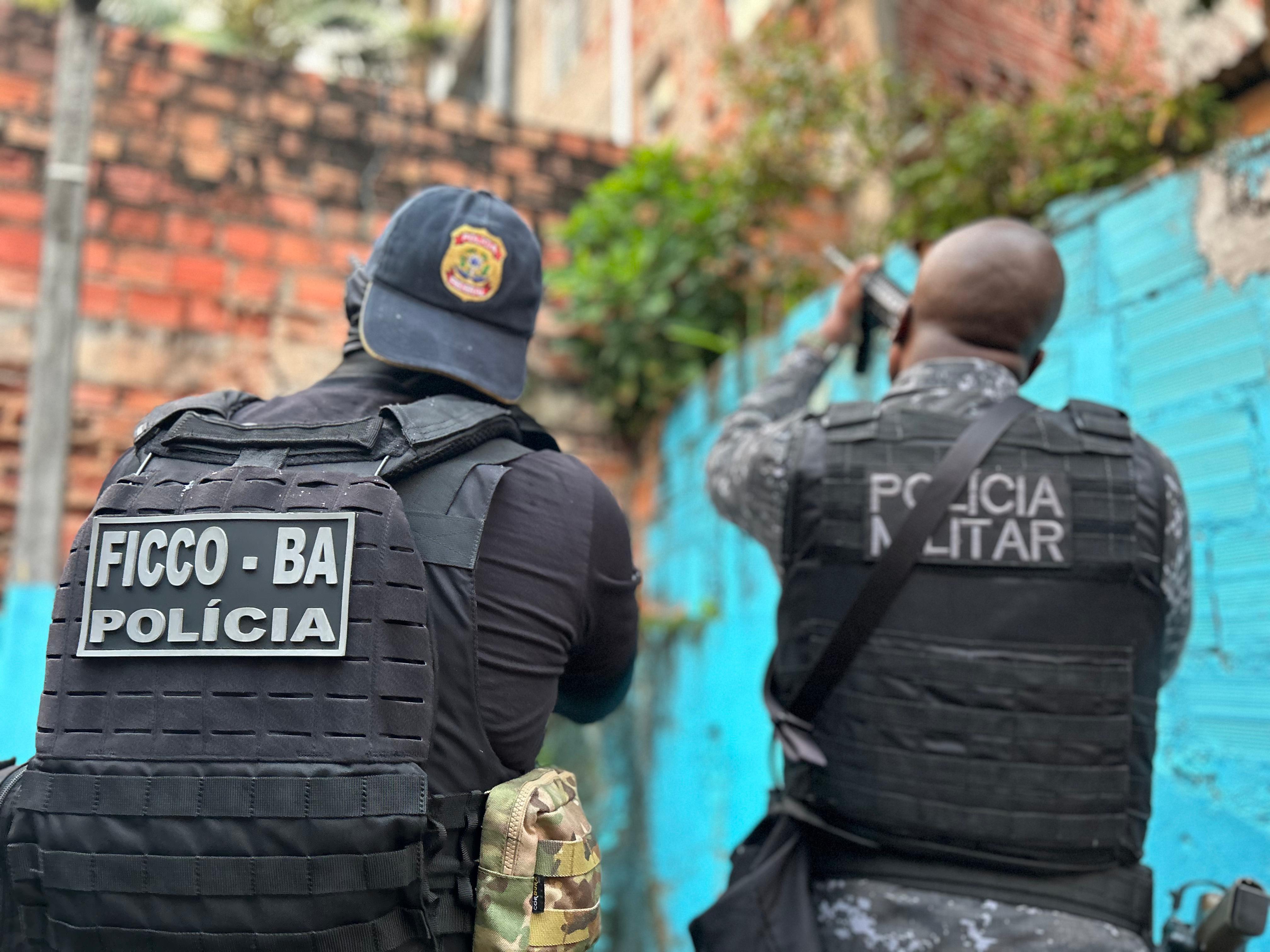 FICCOs Bahia e SC e PMBA prendem faccionado foragido de Feira de Santana em casa de luxo em Blumenau 
