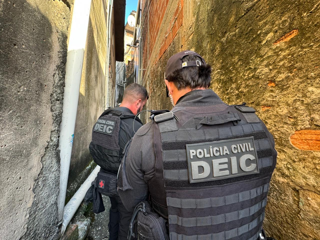 Articulador de roubos a farmácias é preso dentro de motel no Costa Azul