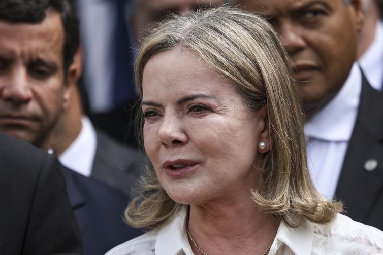Marcelo Camargo/Agência Brasil Brasília (DF), 08/04/2025 - A ministra-chefe da Secretaria de Relações Institucionais, Gleisi Hoffmann, durante pronunciamento após apresentação da nova versão da proposta de emenda à Constituição (PEC) da Segurança Pública ao presidente da Câmara dos Deputados, Hugo Motta, e líderes partidários da Casa. Foto: Marcelo Camargo/Agência Brasil