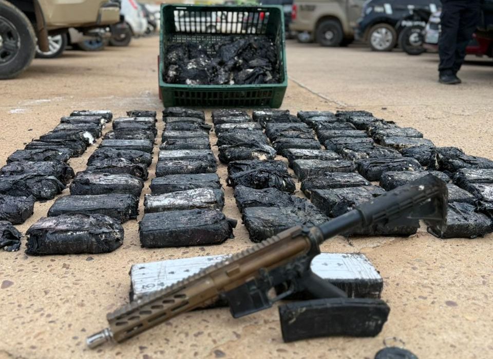 apos-atender-a-ocorrencia-de-incendio,-pm-apreende-fuzil-e-mais-de-100kg-de-cocaina-em-juazeiro