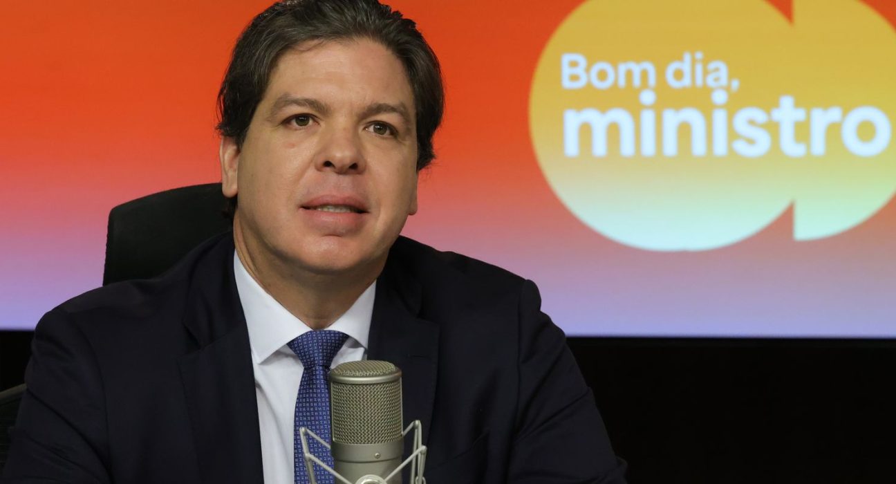 governo-diz-que-conectara-100%-das-escolas-ate-fim-de-2026