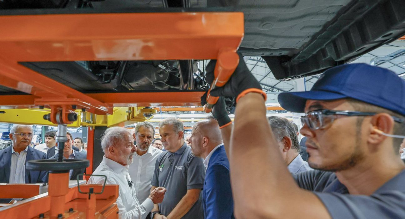 lula:-queda-da-pobreza-esta-ligada-a-menor-inflacao-e-maiores-salarios