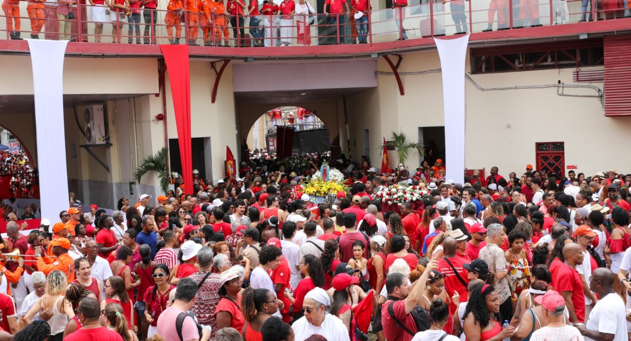 fieis-lotam-o-quartel-do-cbmba-na-barroquinha-em-homenagem-a-santa-barbara