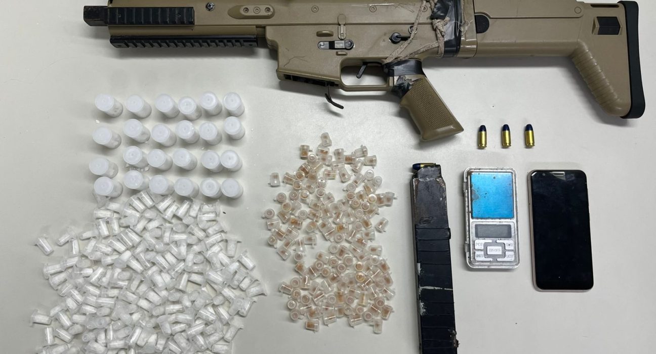 pm-apreende-arma-de-fogo-e-drogas-no-iapi