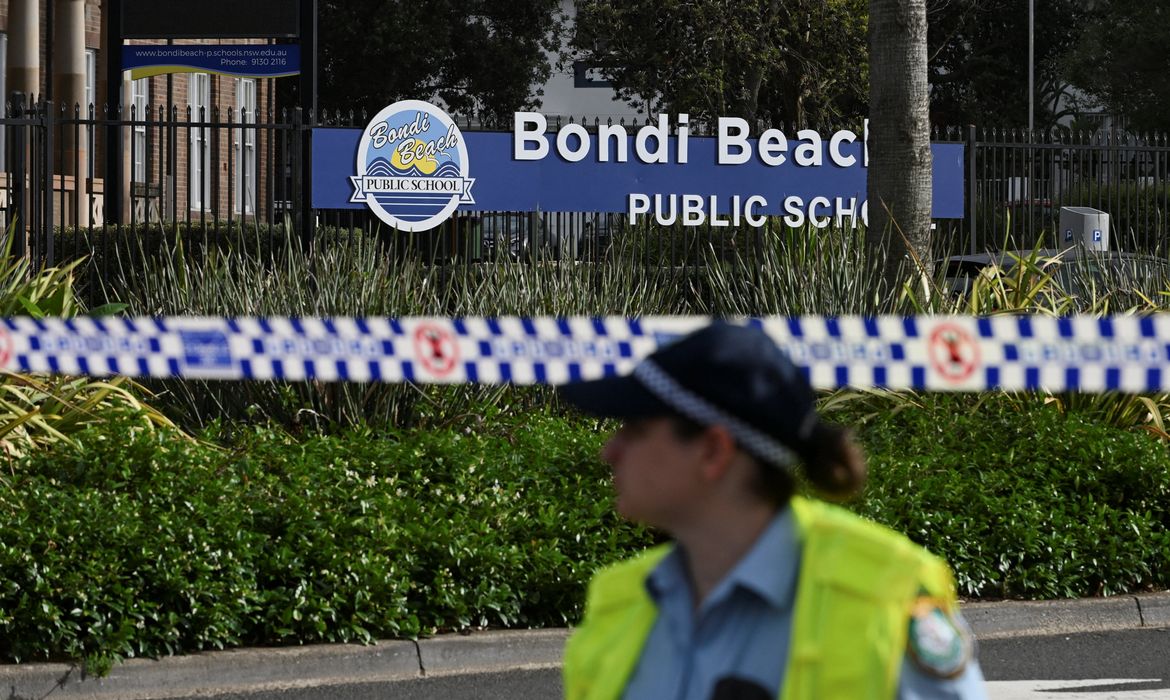 A police officer stands guard following the attack on a Jewish holiday celebration at Sydney's Bondi Beach, in Sydney, Australia, December 15, 2025. REUTERS/Flavio Brancaleone