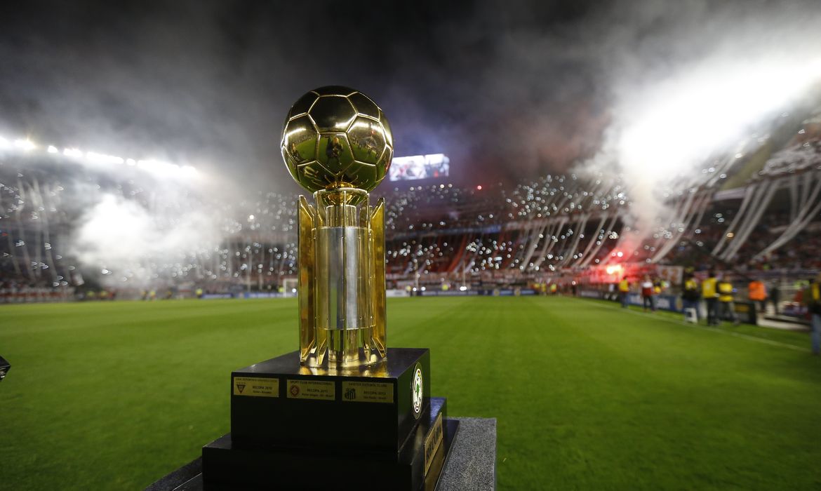 Divulgação/Conmebol/Direitos Reservados troféu, recopa sul-americana