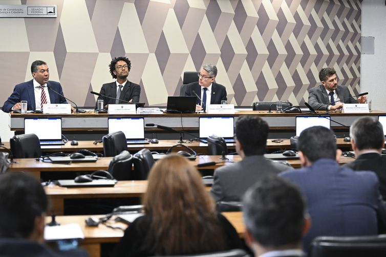 Comissão de Constituição, Justiça e Cidadania (CCJ) promove audiência pública interativa destinada a instruir o Projeto de Lei 5.582/2025, que estabelece o marco legal do combate ao crime organizado, definindo novas regras penais e processuais para enfrentar estruturas criminosas complexas, e atualiza dispositivos do Código Penal, da Lei de Execução Penal e de normas especiais que tratam de organizações criminosas.     Mesa:   conselheiro nacional de Política Criminal e Penitenciária (CNPCP), Bruno Dias Candido;   diretor-adjunto da Conectas Direitos Humanos, Gabriel Sampaio;   relator do REQ 56/2025-CCJ, senador Alessandro Vieira (MDB-SE);   secretário executivo do Banco Central do Brasil, Rogerio Antonio Lucca.     Foto: Edilson Rodrigues/Agência Senado