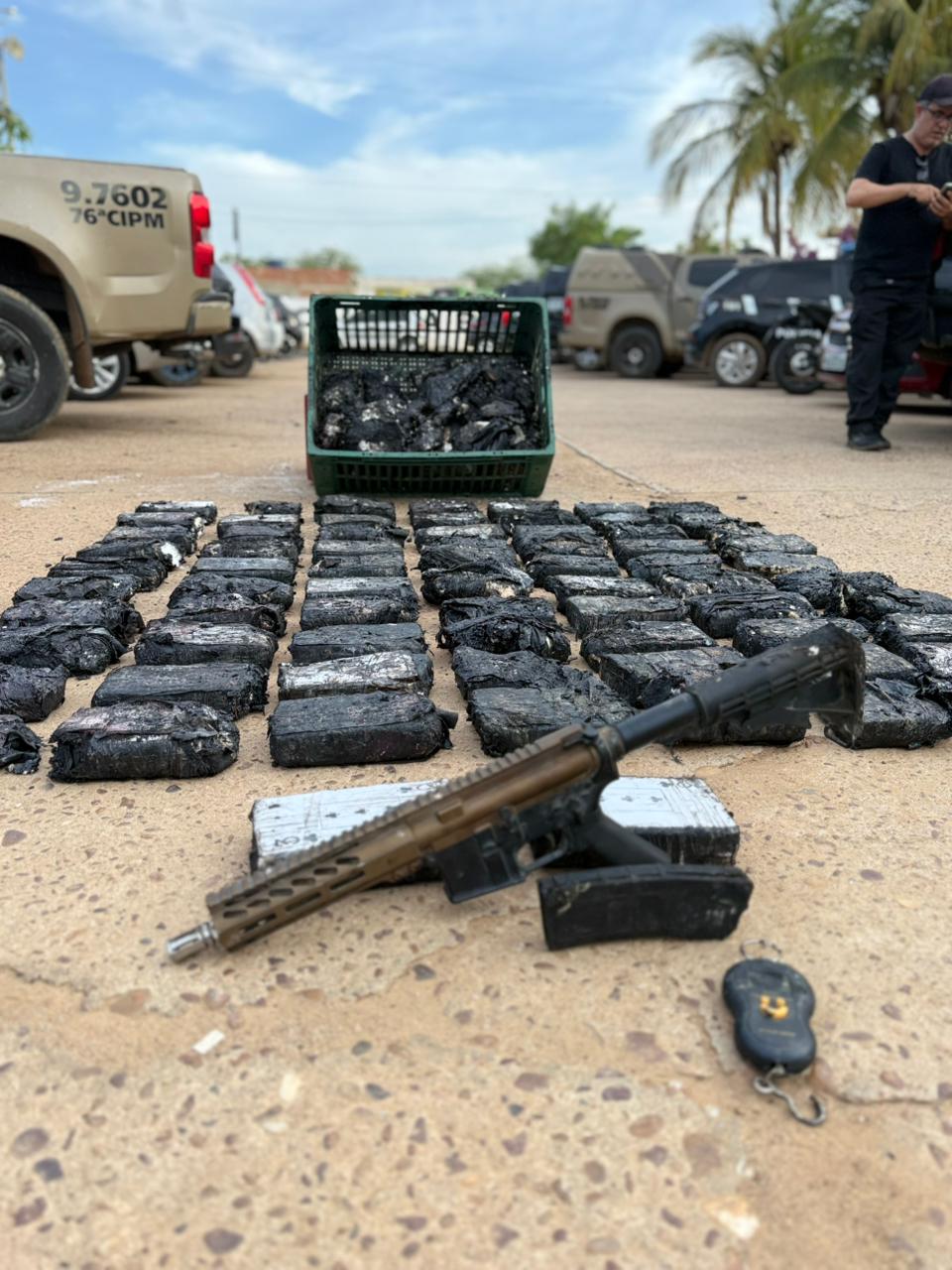 Após atender a ocorrência de incêndio, PM apreende fuzil e mais de 100Kg de cocaína em Juazeiro