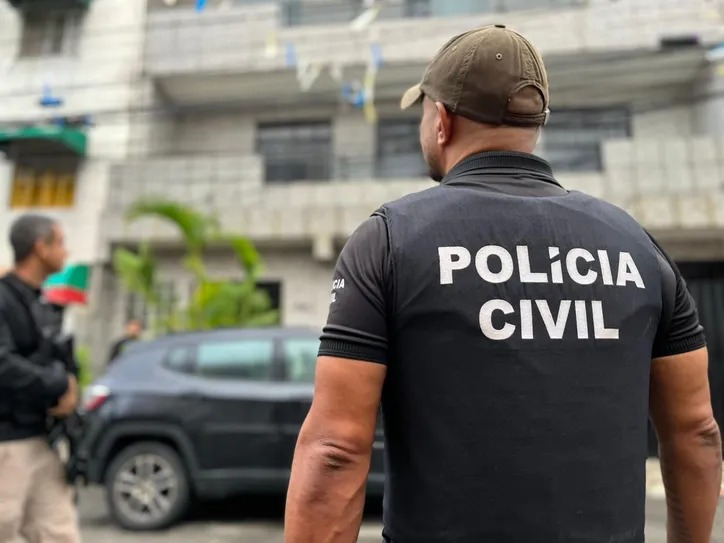 Quarteto é preso por tráfico de drogas no bairro de Itapuã
