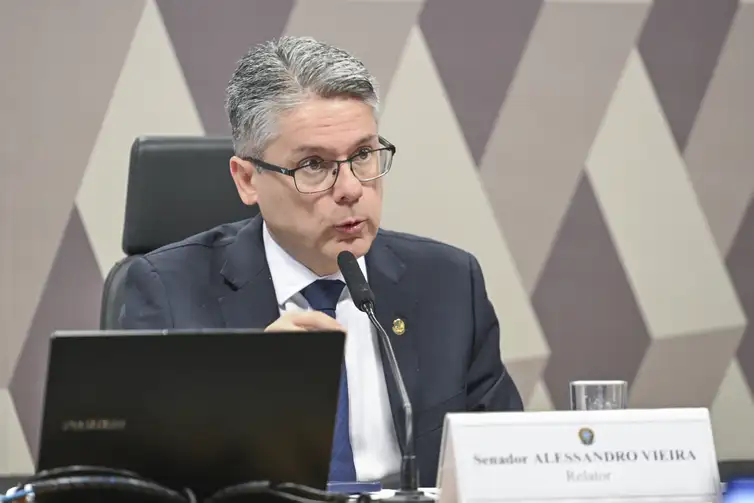 Comissão de Constituição, Justiça e Cidadania (CCJ) promove audiência pública interativa destinada a instruir o Projeto de Lei 5.582/2025, que estabelece o marco legal do combate ao crime organizado, definindo novas regras penais e processuais para enfrentar estruturas criminosas complexas, e atualiza dispositivos do Código Penal, da Lei de Execução Penal e de normas especiais que tratam de organizações criminosas.    À mesa, relator da CCJ, senador Alessandro Vieira (MDB-SE), em pronunciamento.    Foto: Edilson Rodrigues/Agência Senado