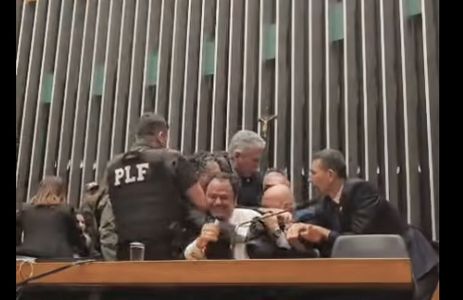 Brasília (DF), 09/12/2025 - Deputado Glauber Braga (PSOL) é retirado da mesa da presidencia da camâra dos deputados por seguranças.  Frame  Deputado Glauber Braga/Facebook