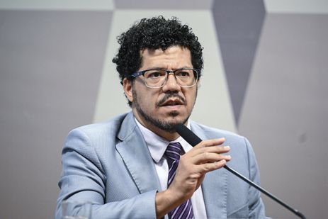 Comissão de Constituição, Justiça e Cidadania (CCJ) promove audiência pública interativa destinada a instruir o Projeto de Lei 5.582/2025, que estabelece o marco legal do combate ao crime organizado, definindo novas regras penais e processuais para enfrentar estruturas criminosas complexas, e atualiza dispositivos do Código Penal, da Lei de Execução Penal e de normas especiais que tratam de organizações criminosas.    À mesa, em pronunciamento, secretário nacional de Assuntos Legislativos do Ministério da Justiça e Segurança Pública, Marivaldo de Castro Pereira.    Foto: Edilson Rodrigues/Agência Senado
