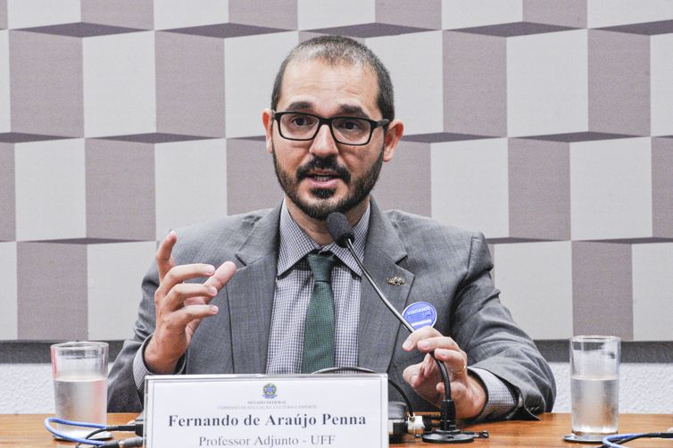 Comissão de Educação, Cultura e Esporte (CE) realiza audiência pública interativa para debater o programa Escola sem Partido. Entre os convidados, a subprocuradora-geral da República, Deborah Duprat Pereira; professores da Unicamp e da UFF; e as presidentes da UNE e Ubes.    Em pronunciamento, professor adjunto da Universidade Federal Fluminense (UFF), Fernando de Araújo Penna.    Foto: Edilson Rodrigues/Agência Senado