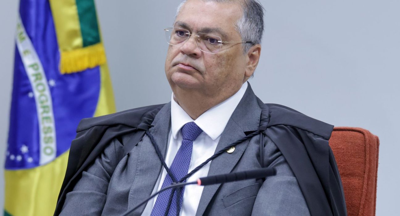 dino-manda-suspender-pagamento-de-penduricalhos-nos-tres-poderes