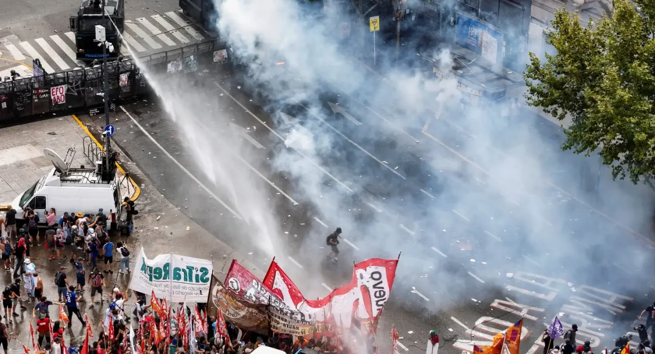 argentina:-reforma-de-milei-permite-jornada-de-12-horas-e-limita-greve