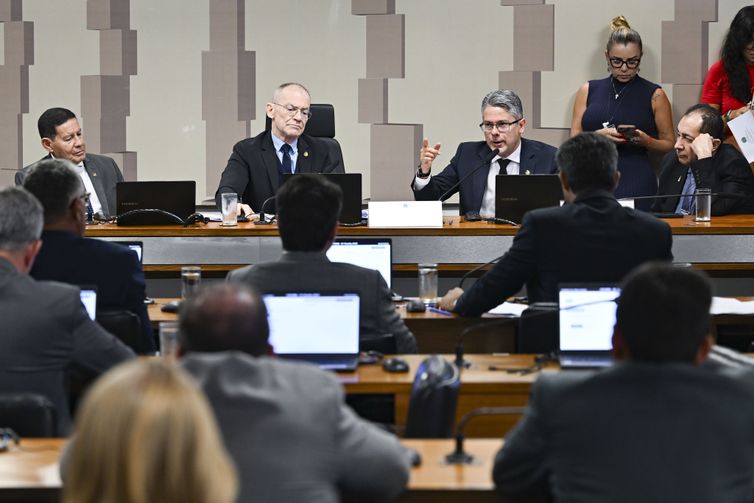 CPI do Crime Organizado (CPICRIME) realiza reunião para apreciação de requerimentos.         A finalidade da comissão é apurar a atuação, expansão e o funcionamento de organizações criminosas no território brasileiro, em especial de facções e milícias, de modo a permitir a identificação de soluções adequadas para o seu combate, especialmente por meio do aperfeiçoamento da legislação atualmente em vigor.         Mesa:    senador Esperidião Amin (PP-SC);    presidente da CPICRIME, senador Fabiano Contarato (PT-ES);    relator da CPICRIME, senador Alessandro Vieira (MDB-SE) em pronunciamento;    vice-presidente da CPICRIME, senador Hamilton Mourão (Republicanos-RS);    senador Jorge Kajuru (PSB-GO).         Foto: Saulo Cruz/Agência Senado