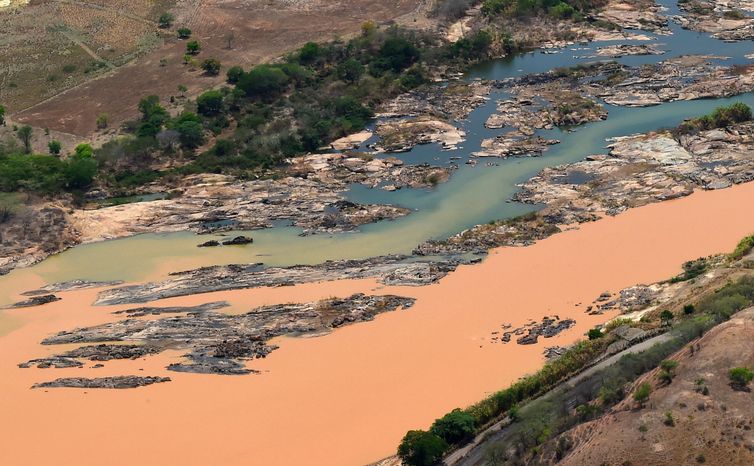 Resplendor (MG) - Imagem aéra mostra a a lama no Rio Doce, na cidade Resplendor ( Fred Loureiro/ Secom ES)