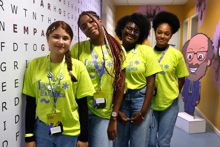Tânia Rêgo/Agência Brasil Rio de Janeiro (RJ), 10/02/2026 - Alunas do ensino médio participam de programa em que a Fiocruz abre as portas para 150 alunas no Dia Internacional das Meninas e Mulheres na Ciência, na sede da Fiocruz, em Manguinhos, zona norte da cidade. Foto: Tânia Rêgo/Agência Brasil