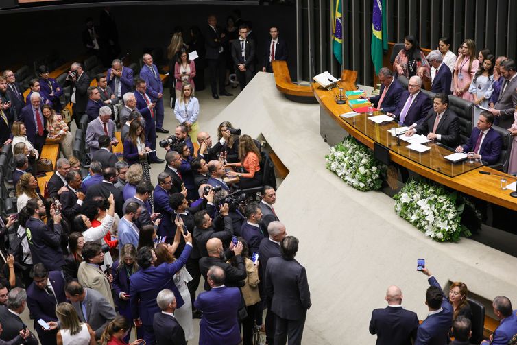 Brasília, DF 02/02/2026 - O presidente do Congresso, senador Davi Alcolumbre, o presidente da Câmara, deputado Hugo Motta, o presidente do STF,  Edson Fachin, e o ministro da Casa Civil, Rui Costa, participam da sessão de reabertura dos trabalhos do Congresso Nacional. Foto: Fabio Rodrigues-Pozzebom
