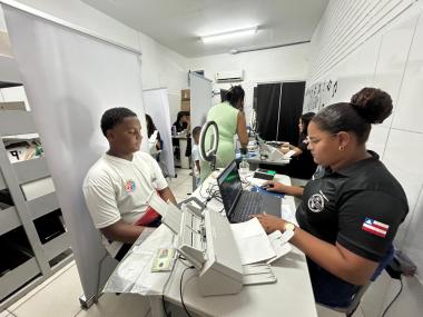 departamento-de-policia-tecnica-emite-carteira-de-identidade-durante-acao-social-promovida-pelo-cajaarte-em-salvador