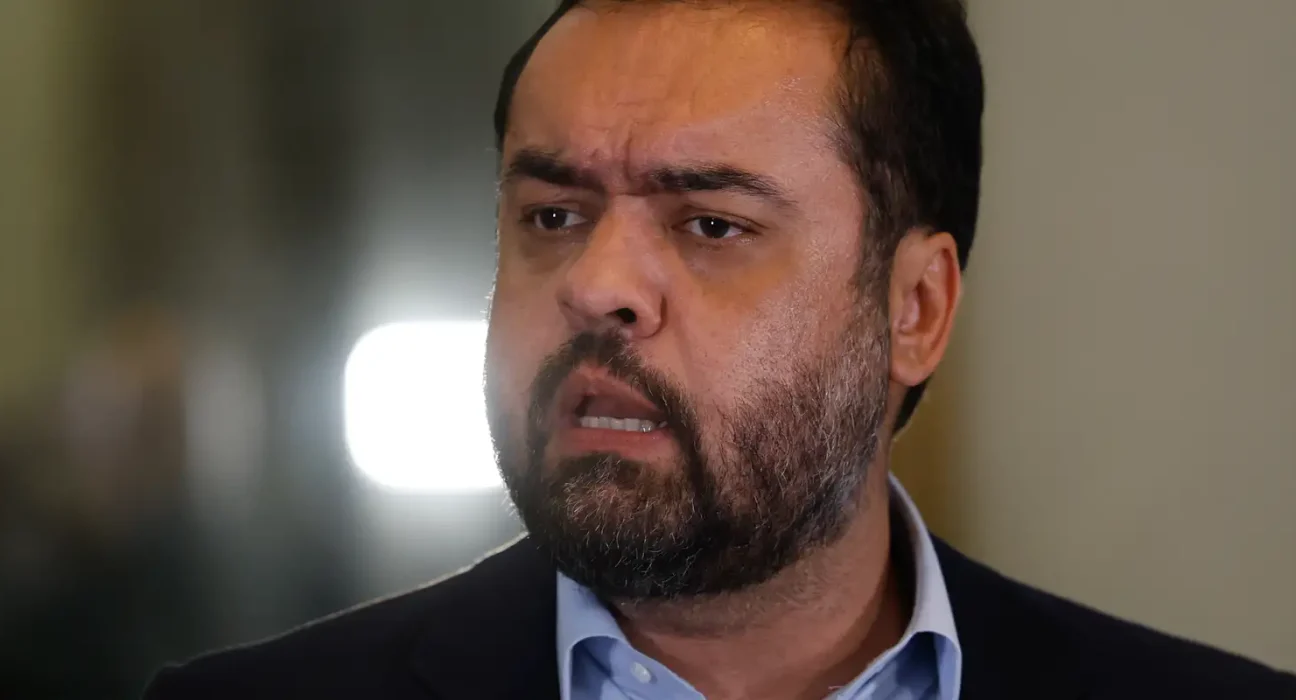 claudio-castro-diz-que-sai-do-governo-do-rio-“de-cabeca-erguida”