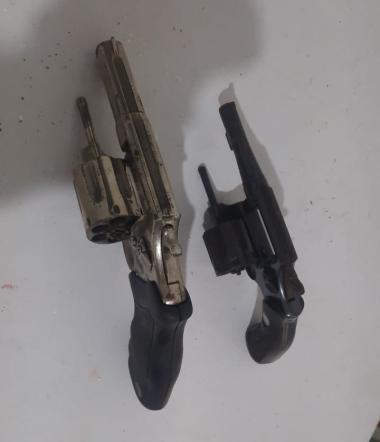pm-apreende-armas,-drogas-e-plantacao-de-maconha-em-piraja