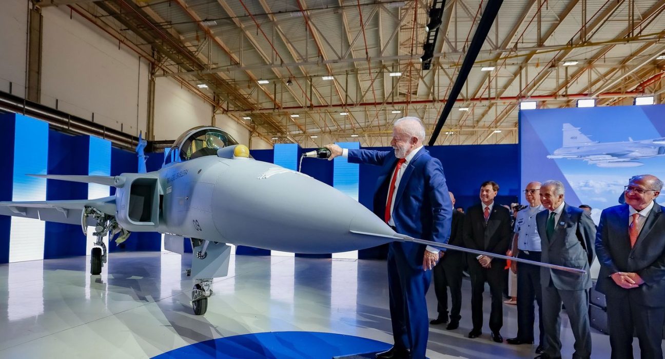 lula-batiza-primeiro-caca-gripen-produzido-no-brasil