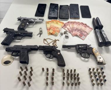 policias-civil-e-militar-apreendem-cinco-armas-de-fogo-com-integrantes-de-faccao-em-maragogipe