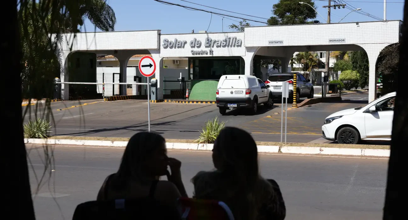 bolsonaro-tem-24h-para-explicar-fala-de-eduardo-sobre-acesso-a-video