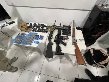 ‘operacao-midas’-captura-sete-integrantes-de-faccao-e-apreende-armas,-veiculos,-entre-outros-itens-em-seis-estados