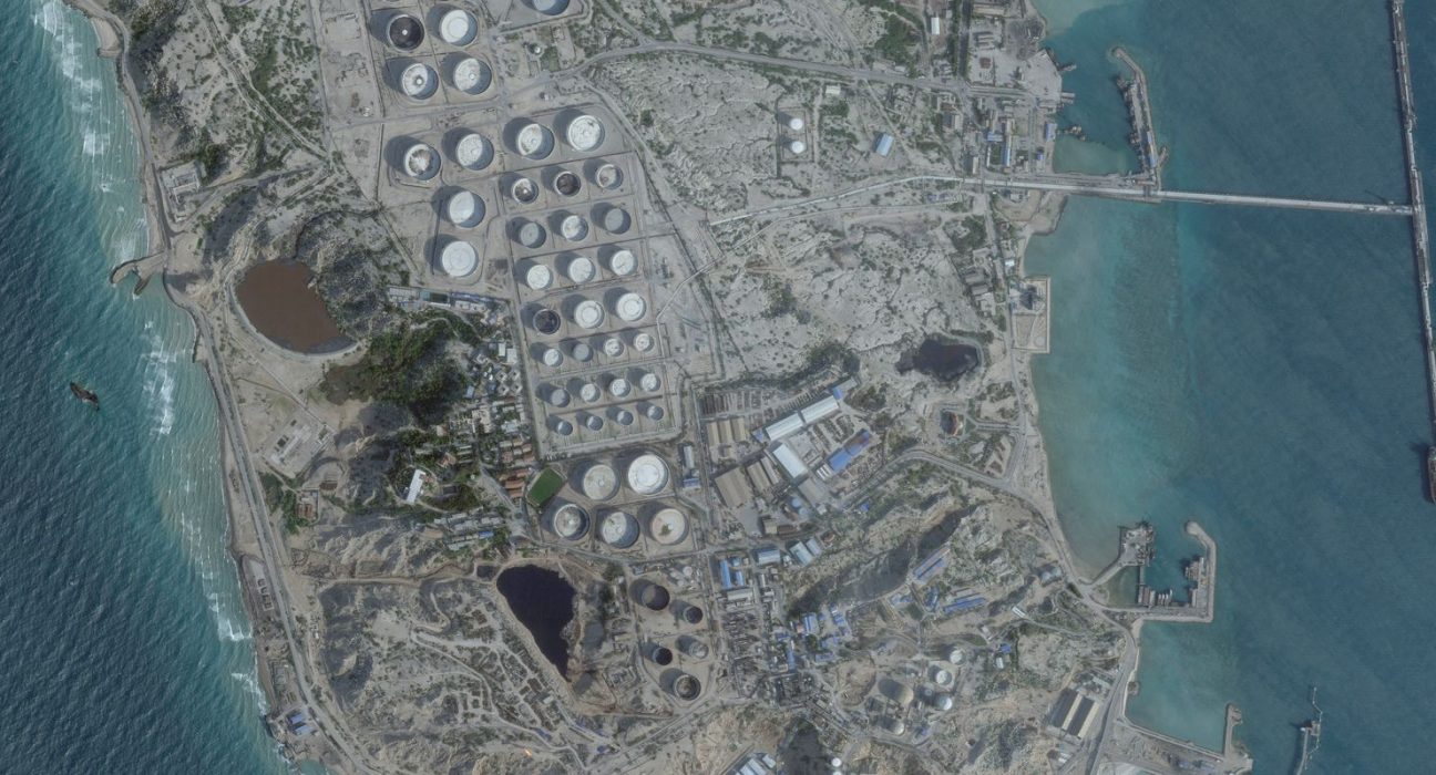 ira-incendeia-petroleiro-gigante-perto-de-dubai-apos-alertas-de-trump