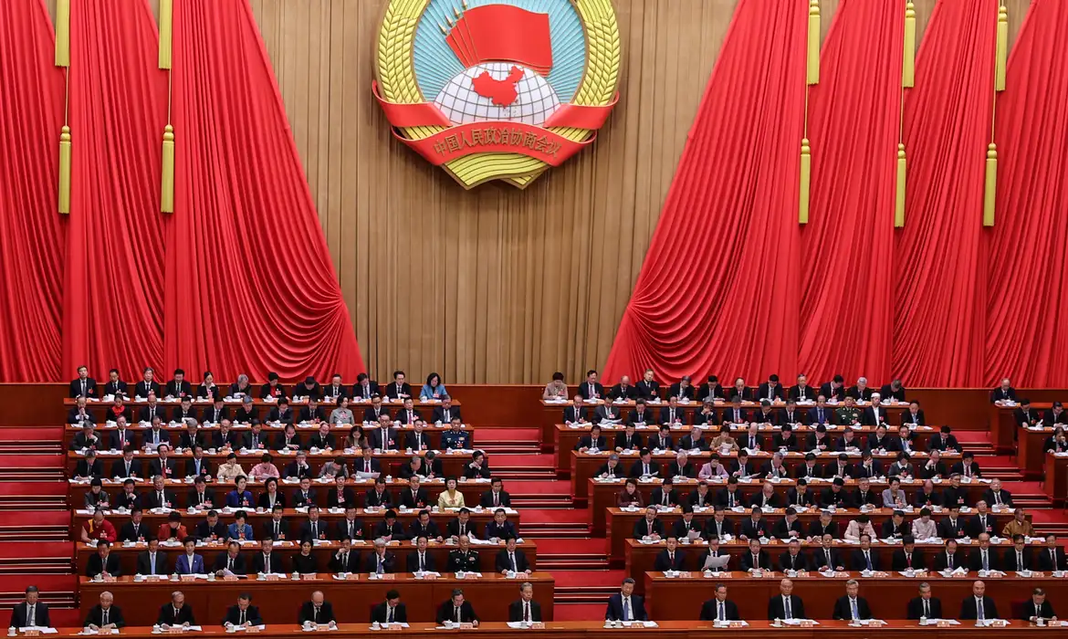 Reuters/Maxim Shemetov/Proibida Reprodução O presidente chinês Xi Jinping e outros líderes participam da sessão de abertura da Conferência Consultiva Política do Povo Chinês (CPPCC), no Grande Salão do Povo, em Pequim, China, em 4 de março de 2026. REUTERS/Maxim Shemetov