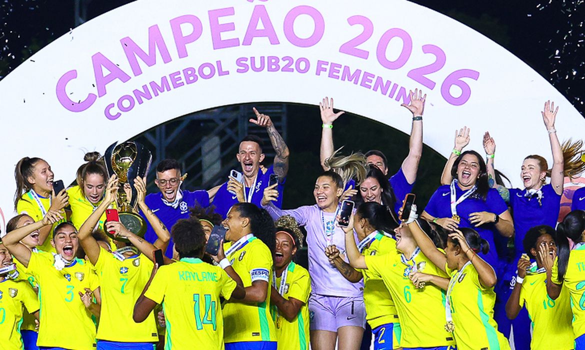 Brasil é campeão sul-americano sub-20 feminino. Com vitória por 2 a 0 sobre Venezuela, equipe levanta taça. Foto: CBF/Divulgação