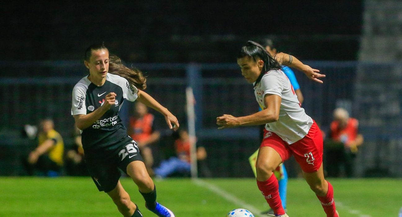 corinthians-goleia-bragantino-e-assume-lideranca-do-br-feminino